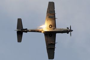 콜롬비아 슈퍼 투카노가 플레어를 배치한다.