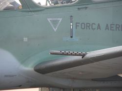 주익에 장착된 12.7mm 기관총