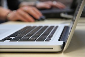 맥북 프로 오른쪽 측면에 내장된 슈퍼드라이브