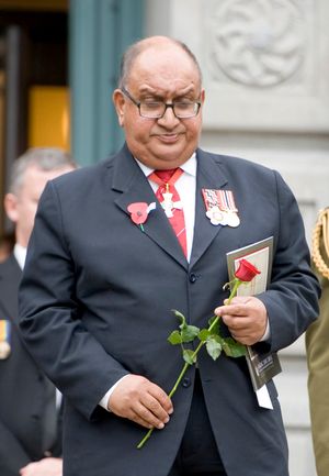 사티아난드가 2011년 4월에 무명 용사의 묘에 헌화하고 있다.