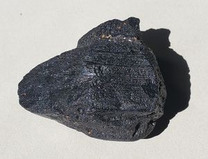 무옹농 인도차이나이트. 층상 구조와 내포물을 가지고 있다.