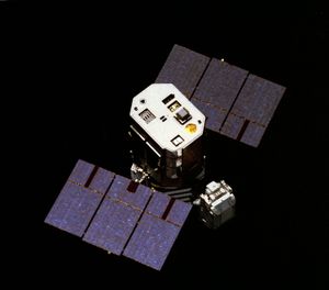 우주비행사 조지 넬슨이 STS-41-C 임무 중 솔라 맥시멈 미션 위성을 포획하려 시도하고 있다.