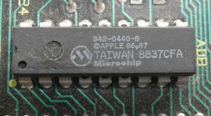 ADB는 매킨토시 SE의 초기 Microchip PIC 마이크로컨트롤러로 구현된다.