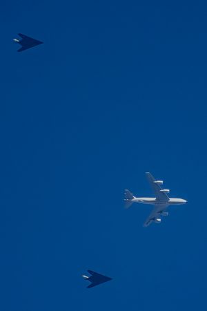 F-117이 보잉 KC-135 스트라토탱커를 뒤따르는 모습, 2023년 10월