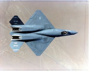 YF-23 (DP117K)의 상단 뷰. 다이아몬드 날개와 전방 동체와 엔진 나셀 사이의 분리가 표시되어 있다.