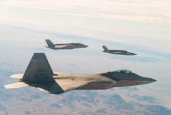 F-22 랩터와 F-35 라이트닝 II와 편대 비행하는 XQ-58A 발키리