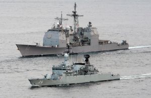 USS 벙커힐(CG-52) (후방)와 말레이시아 해군의 Lekir가 말라카 해협에서 훈련 중