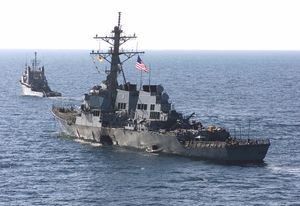 USS Cole 폭탄 테러 이후 예멘의 아덴 항구를 떠나는 모습. 선체 중앙에 폭발로 인한 손상이 보인다.