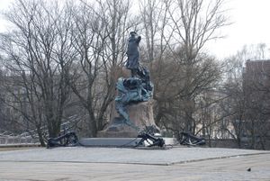 크론시타트의 스테판 마카로프 기념비. 받침대에는 쇄빙선 예르마크에서의 탐험과 뤼순에서의 페트로파블롭스크 폭침 등을 그린 부조가 장식되어 있다