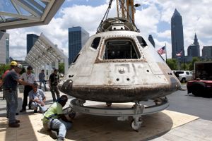 1973년 스카이랩 3호 임무의 아폴로 사령선이 그레이트 레이크 과학 센터로 이동되고 있다.