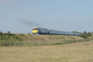 카운티 케어의 커라를 통과하는 열차