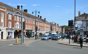 애슐리 로드와 워털루 로드가 하이 스트리트와 만나는 교차로, 엡솜, 2024