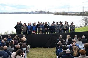 바이든 대통령이 무어 주지사 및 지역 관계자들과 함께 다리 근처에서 연설하다