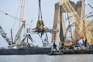 4월 30일에 잔해를 제거하는 모습