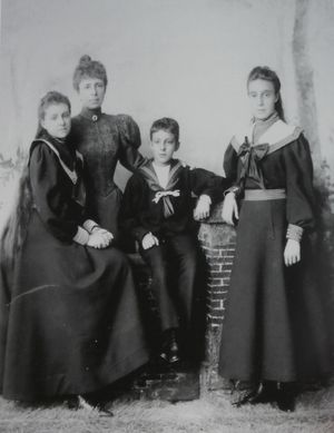 메르세데스와 마리아 크리스티나 여왕, 알폰소 13세 국왕, 그리고 마리아 테레사.