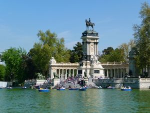 호수, 보트, 알폰소 12세 기념비