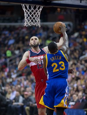 워싱턴 센터 마친 고탓을 수비하는 그린