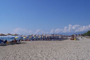 파랄리아 해변은 항구와 부두가 있는 곳이다. 여름 관광 성수기에는 국제 민속 축제가 열린다.