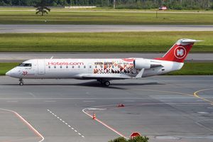 풀코보 공항(2017)의 Hotels.com 러슬라인 CRJ100 로고 제트