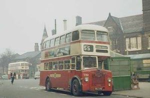 1968년 세인트헬렌스 시청 앞에서 운행 중인 세인트헬렌스 공사 도색 버스