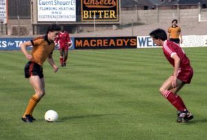 1981년 뉴포트 카운티에서 뛰는 앨드리지 (공을 가지고 있는 모습)