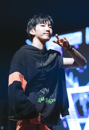 이승훈이 한라대학교 축제에서 공연하고 있다.