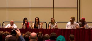 2011년 8월 Fan Expo Canada에 출연한 출연진. 왼쪽부터: 릭 하울랜드, 크세니아 솔로, 안나 실크, 조이 팔머, 크리스 홀든-리드, K. C. 콜린스.