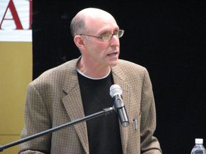 마이클 폴란이 마린 아카데미 커뮤니티에 연설하고 있다.