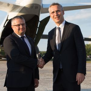 2017년 7월, 옌스 스톨텐베르그 나토 사무총장과 우크로보론프롬 대표 로만 로마노프의 만남