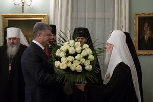 Filaret and Poroshenko, holding a bouquet of white roses