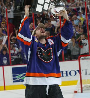 샤프 (2005년 6월). 그는 2004–05 NHL 록아웃 동안 필라델피아 팬텀스와 함께 칼더 컵에서 우승했다.