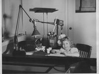 1946년 WOR 라디오 스튜디오에서 《로빈 모건 쇼》를 진행하는 모건