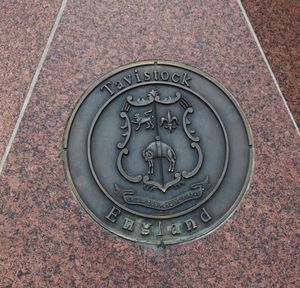 자매 도시 체레 (독일)의 문장, 표지판 아래의 화강암 조각