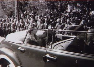 프레데리크 왕세자와 잉리드 왕세자비가 1945년 5월 9일, 나치 독일의 덴마크 점령이 끝난 후 첫 번째 의회 개회식을 마치고 코펜하겐 크리스티안보르 궁전을 떠나는 모습.