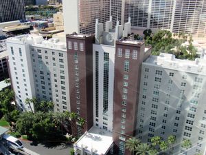 플라밍고 뒤에 위치한 힐튼 그랜드 베케이션 타임셰어 타워