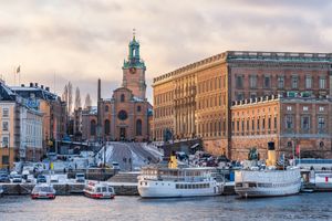 스톡홀름 대성당은 물 건너편 슬로츠바켄 끝에서 보인다. 이 교회는 스톡홀름 궁전을 둘러싼 바로크 건축의 일관된 앙상블의 일부이다.