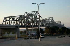 머레이 베이커 다리는 일리노이주 피오리아의 일리노이강 위에 있다.