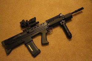 다니엘 디펜스 레일 인터페이스 시스템, 복제 ACOG 조준경, 그립 포드 및 Magpul PTS EMAG을 갖춘 ARES L85 AEG