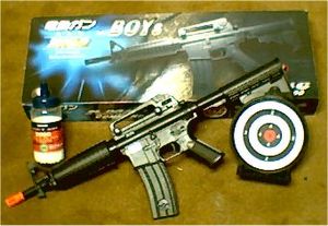 Dboys의 연발 "Boys" 콜트 닌자 전동 소총 (약 3/4 크기), .12 그램 크로스만 탄과 사이버건