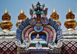 만디르 칼라사와 키르티무카("영광스러운 얼굴")