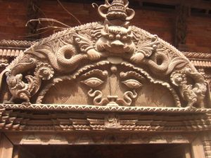 카트만두, 네팔의 힌두 사원에 있는 마카라와 키르티무카