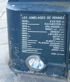 중앙 운하 위의 다리에 새겨진 자매 도시 (2007년)