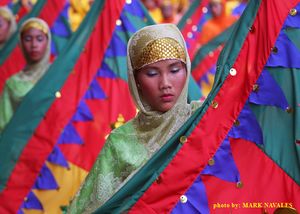 코로날 남코타바토에서 열린 T'nalak 축제에서 공연되는 마긴다나오 춤