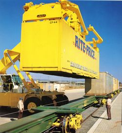 표준화된 컨테이너는 철도, 도로 및 해상 화물 운송에 혁신을 가져왔다. 기계화로 취급 속도가 빨라졌지만, 서로 다른 궤간 때문에 컨테이너를 한 열차에서 다른 열차로 옮기는 것은 비용이 많이 들고 비효율적이다.