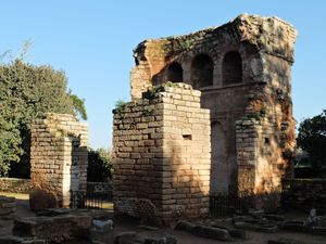 아부 알하산의 영묘 잔해(1351년경)