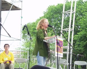 니어, 2004년 여성의 삶을 위한 행진에서 공연