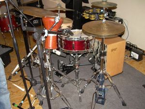 베이스 드럼을 대체하는 카혼을 포함한 타악기 셋업 예시