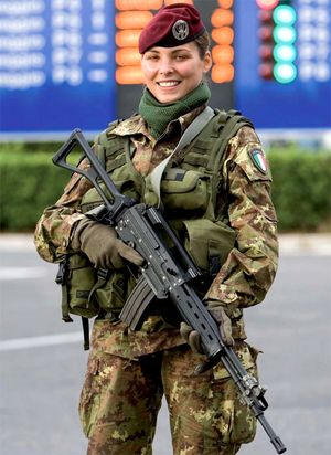 베레모를 착용한 이탈리아 폴고레 여단 여성 군인