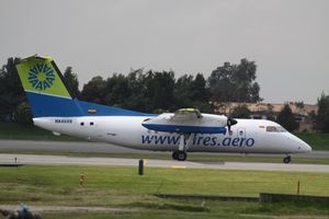 2011년 엘도라도 국제공항에서 택싱하는 전 AIRES 봄바디어 대쉬 8 Q200