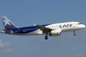 2013년 마이애미 국제공항에 있는 LAN 콜롬비아 에어버스 A320-200